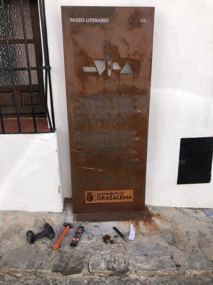 T&oacute;tem o Monolito calado sobre acero cort&eacute;n, para el Ayuntamiento de Grazalema en C&aacute;diz.