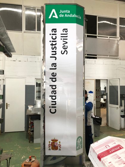 T&oacute;tem monolito homologado por la Junta de Andaluc&iacute;a modelo M1m1 para la Ciudad de la Justicia de Sevilla.