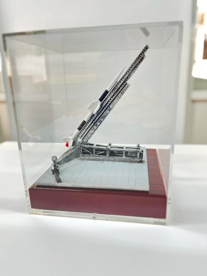 Trofeo figura en resina y base metopa de madera. Instituto Nacional de T&eacute;cnica Aeroespacial Centro De Experimentaci&oacute;n De El Arenosillo. Mazag&oacute;n Huelva. 