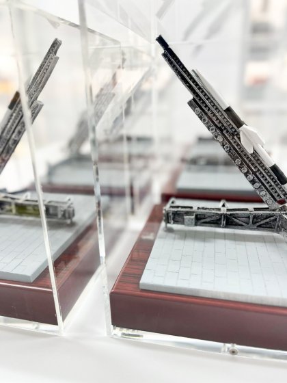 Trofeo figura en resina y base metopa de madera. Instituto Nacional de T&eacute;cnica Aeroespacial Centro De Experimentaci&oacute;n De El Arenosillo. Mazag&oacute;n Huelva. 