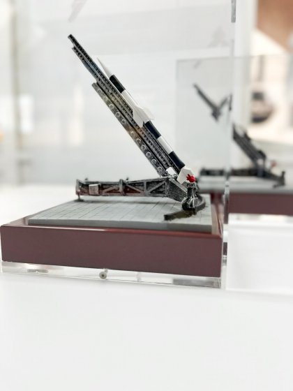 Trofeo figura en resina y base metopa de madera. Instituto Nacional de T&eacute;cnica Aeroespacial Centro De Experimentaci&oacute;n De El Arenosillo. Mazag&oacute;n Huelva. 