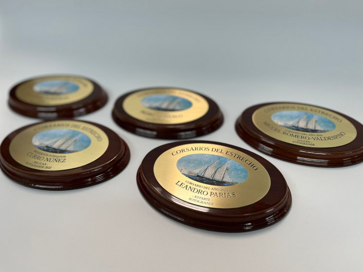 Trofeo en Metopa de madera con placa de lat&oacute;n en fotoimpresi&oacute;n y textos en bajo relieve con patina de tinta negra. Para Corsarios del Estrecho - Sotogrande C&aacute;diz