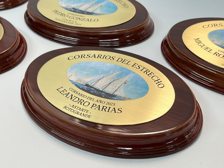 Trofeo en Metopa de madera con placa de lat&oacute;n en fotoimpresi&oacute;n y textos en bajo relieve con patina de tinta negra. Para Corsarios del Estrecho - Sotogrande C&aacute;diz