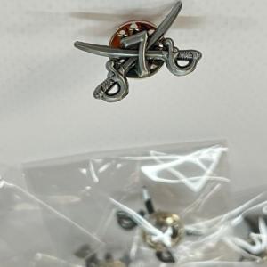 Pin plata envejecida de sables cruzados para la Asociaci&oacute;n Sagunto 7 en Sevilla. 