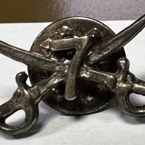 Pin de sables cruzados para la Asociaci&oacute;n Sagunto 7 en Sevilla.