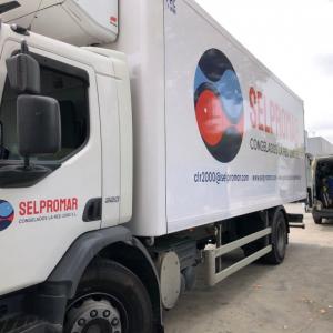 Rotulación de camión en vinilo impreso, laminado UV y recortado para Selpromar en Sevilla.
