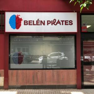 Rotulación de cristales en vinilo ácido impreso y laminado para Belén Pilates en Sevilla.
