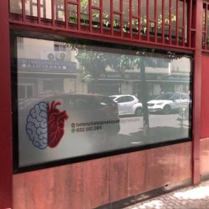 Rotulación de cristales en vinilo ácido impreso y laminado para Belén Pilates en Sevilla.