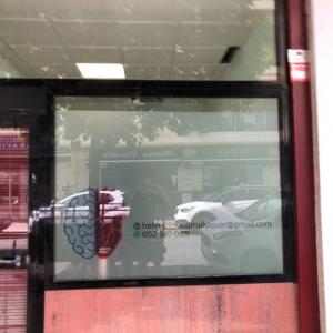 Rotulación de cristales en vinilo ácido impreso y laminado para Belén Pilates en Sevilla.