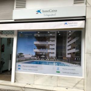 Rotulación de cristales en vinilo impreso y laminado Inmocaixa en Sevilla.
