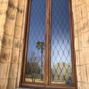 Rotulación de cristales en vinilo impreso y laminado para la Hacienda Oran Sevilla.