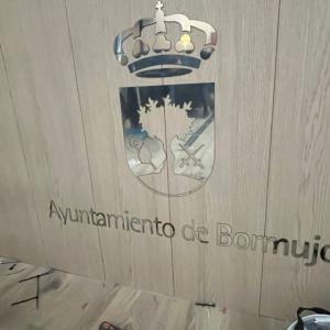 Rotulación escudo fresado para el teatro de Bormujo en Sevilla.