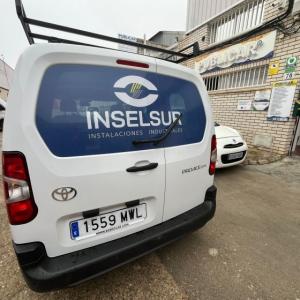 Rotulación de furgoneta en vinilo de corte para Inselsur Sevilla.