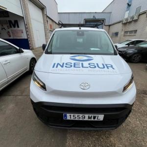 Rotulación de furgoneta en vinilo de corte para Inselsur Sevilla.