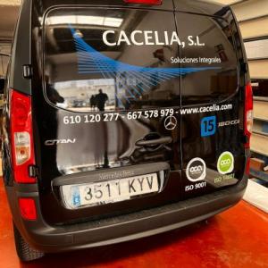 Rotulación de Furgoneta en vinilo de corte. Trabajos para Cacelia Sevilla 