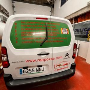 Rotulación de Furgoneta en vinilo de corte. Trabajos para Reepoxa en Sevilla.