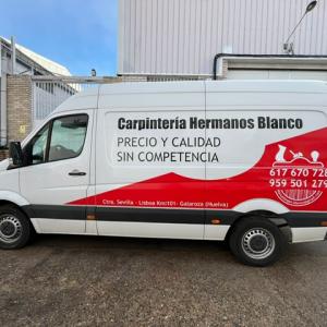 Rotulación de Furgoneta en vinilo fundido de corte. Para Carpintería Hermanos Blanco de Galaroza Huelva. 