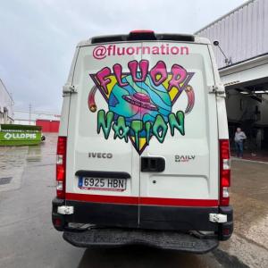 Rotulación de Furgoneta en vinilo fundido en impresión digital para Fluor nation Sevilla.
