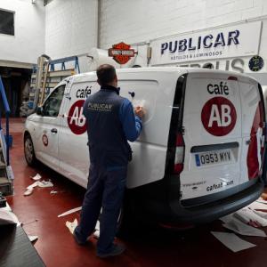Rotulación de Furgoneta en vinilo fundido para Café AB Sevilla.