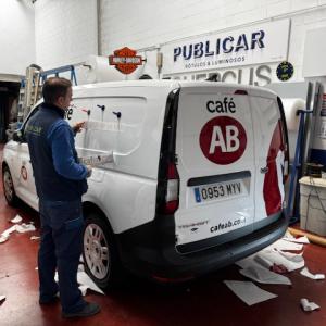 Rotulación de Furgoneta en vinilo fundido para Café AB Sevilla.