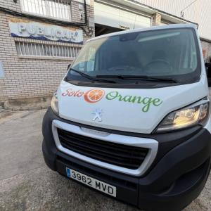 Rotulación de Furgoneta en vinilo polimércio impreso y laminado. Para Soto Orange Dos Hermanas Sevilla.