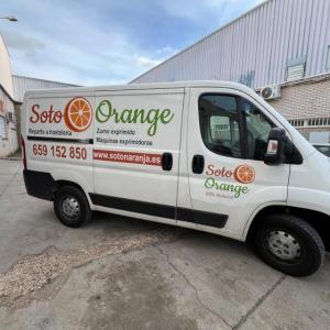 Rotulación de Furgoneta en vinilo polimércio impreso y laminado. Para Soto Orange Dos Hermanas Sevilla.