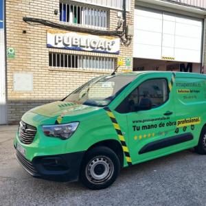 Rotulación integral de Opel Combo, con vinilos fundidos para Presupuestalia en Sevilla.