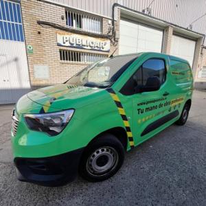 Rotulación integral de Opel Combo, con vinilos fundidos para Presupuestalia en Sevilla.