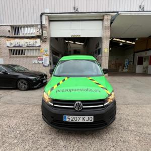 Rotulación integral de Volkswagen Caddy, con vinilos fundidos para Presupuestalia en Sevilla.