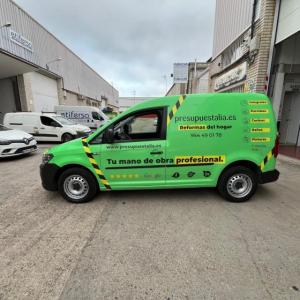 Rotulación integral de Volkswagen Caddy, con vinilos fundidos para Presupuestalia en Sevilla.