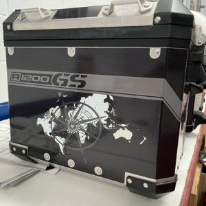 Rotulación en vinilo fundido de maletas bmw y Top case Givi de la BMW GS 1250 Adventure en Sevilla.