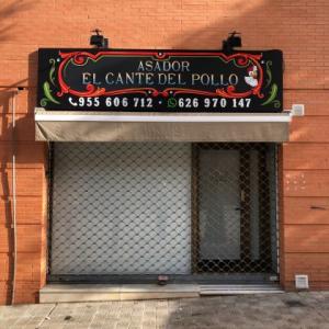 Rótulo en bandeja plegada con rotulación para el cante del pollo en Sevilla.