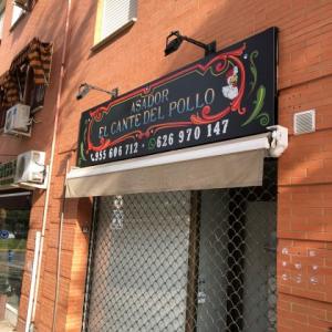 Rótulo en bandeja plegada con rotulación para el cante del pollo en Sevilla.