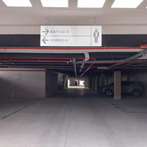 Rótulo cartel en metacrilato con vinilo calado. Trabajos para Constructora Bonifacio Solis en Málaga.