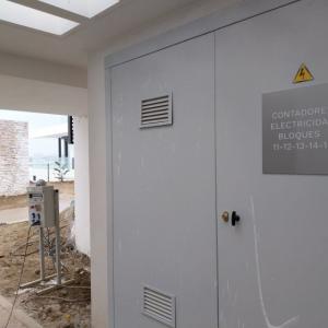 Rótulo cartel en metacrilato con vinilo calado. Trabajos para Constructora Bonifacio Solis en Málaga.