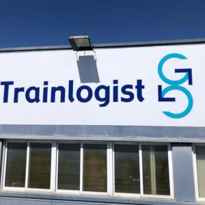Rótulo en composite de base y letras recortadas y lacadas para Trainlogist en Dos Hermanas Sevilla.
