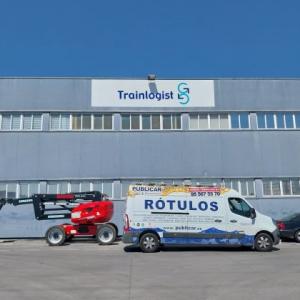 Rótulo en composite de base y letras recortadas y lacadas para Trainlogist en Dos Hermanas Sevilla.