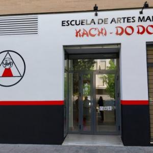 Rótulo con letras corpóreas recortadas en PVC lacado. Escuela de Artes Marciales Kachi Dodojo, En Sevilla Este.