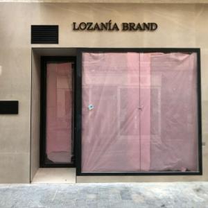 Rótulo en letras corpóreas con base de metacrilato iluminado con led para Lozanía Brand en Sevilla.
