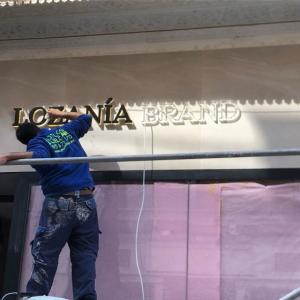 Rótulo en letras corpóreas con base de metacrilato iluminado con led para Lozanía Brand en Sevilla.