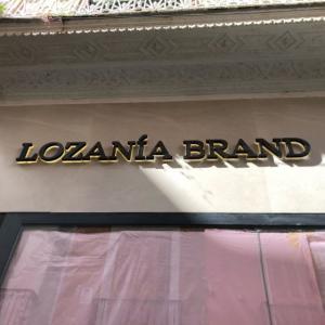 Rótulo en letras corpóreas con base de metacrilato iluminado con led para Lozanía Brand en Sevilla.