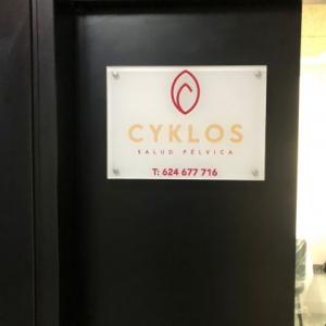 Rótulos señalética para Clínica Cyklos Pélvico en Sevilla.