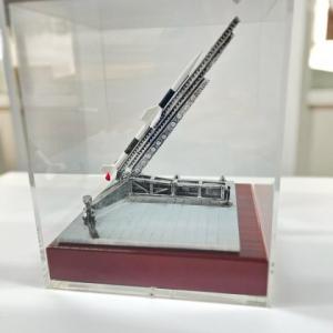 Trofeo figura en resina y base metopa de madera. Instituto Nacional de T&eacute;cnica Aeroespacial Centro De Experimentaci&oacute;n De El Arenosillo. Mazag&oacute;n Huelva. 