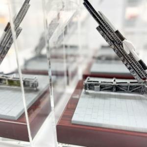 Trofeo figura en resina y base metopa de madera. Instituto Nacional de T&eacute;cnica Aeroespacial Centro De Experimentaci&oacute;n De El Arenosillo. Mazag&oacute;n Huelva. 