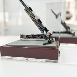 Trofeo figura en resina y base metopa de madera. Instituto Nacional de T&eacute;cnica Aeroespacial Centro De Experimentaci&oacute;n De El Arenosillo. Mazag&oacute;n Huelva. 