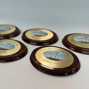 Trofeo en Metopa de madera con placa de lat&oacute;n en fotoimpresi&oacute;n y textos en bajo relieve con patina de tinta negra. Para Corsarios del Estrecho - Sotogrande C&aacute;diz