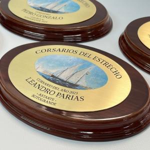Trofeo en Metopa de madera con placa de lat&oacute;n en fotoimpresi&oacute;n y textos en bajo relieve con patina de tinta negra. Para Corsarios del Estrecho - Sotogrande C&aacute;diz